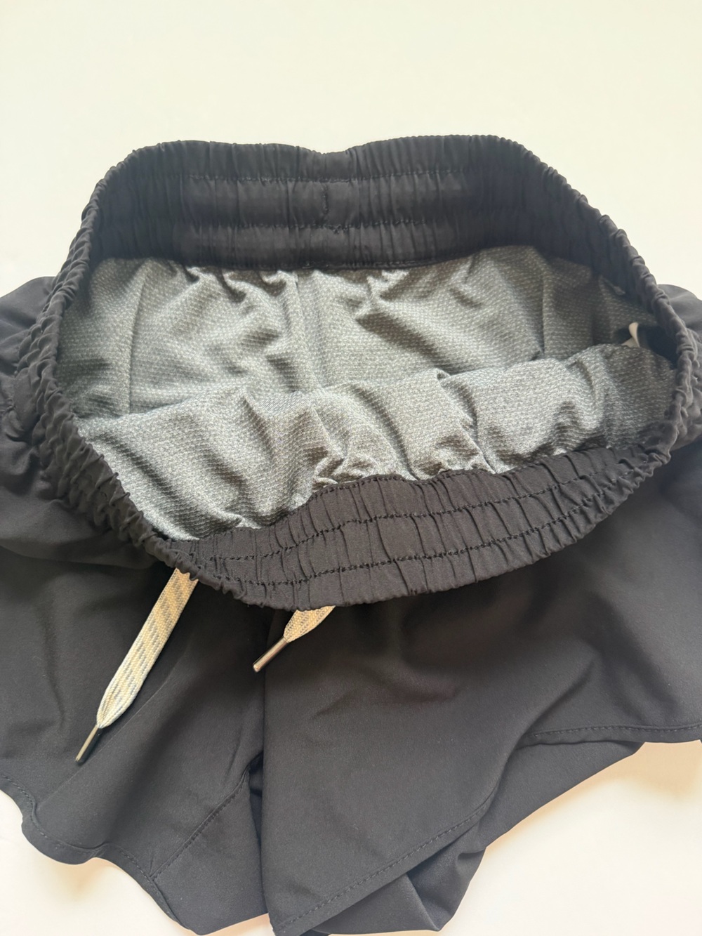 Vuori Women’s Black Performance Athletic Shorts Size Small Zip Pocket - Picture 6 of 6